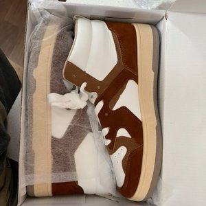 Hi! , So everything is a size medium, and the shoes i believe was a size 7.5.